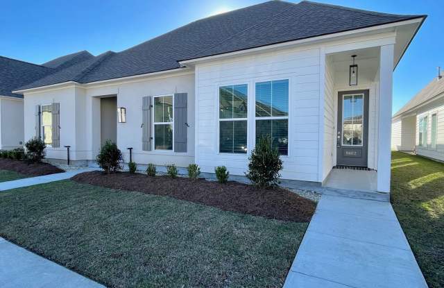 Beautiful 3 bedroom 2 bath end unit with side porch! Gallery 3