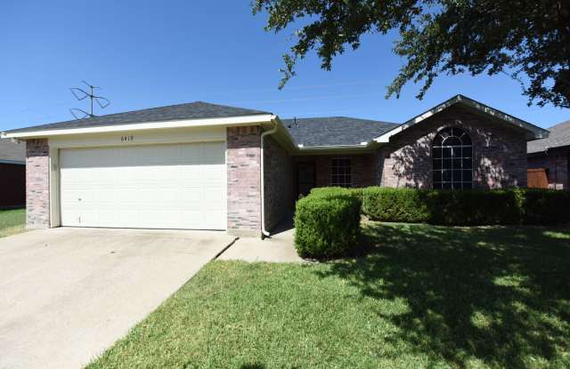 3 bedroom that backs up to a green belt! - 6419 Brookhaven Trail, Arlington, TX 76001