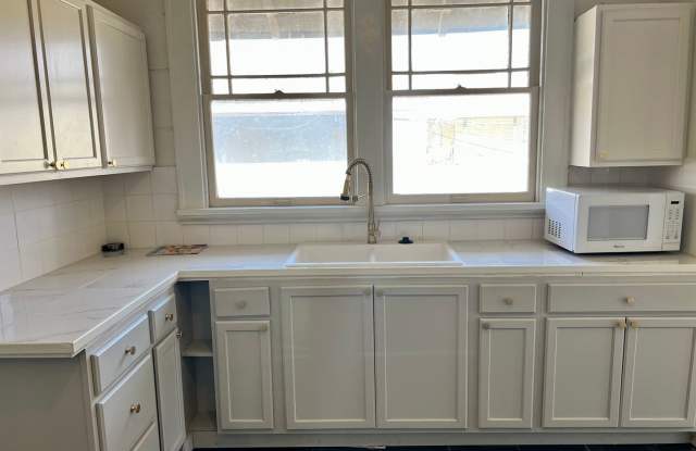 Spacious Three Bedroom Two Bath in Central High Historic District Gallery 4