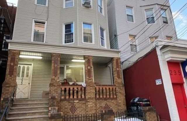 233 AVENUE E Gallery 2