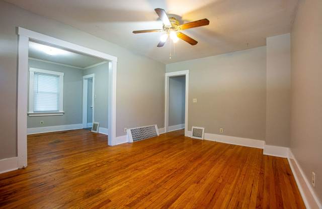 2 Bedroom / 1 Bath Duplex with Garage in Askarben! photos photos