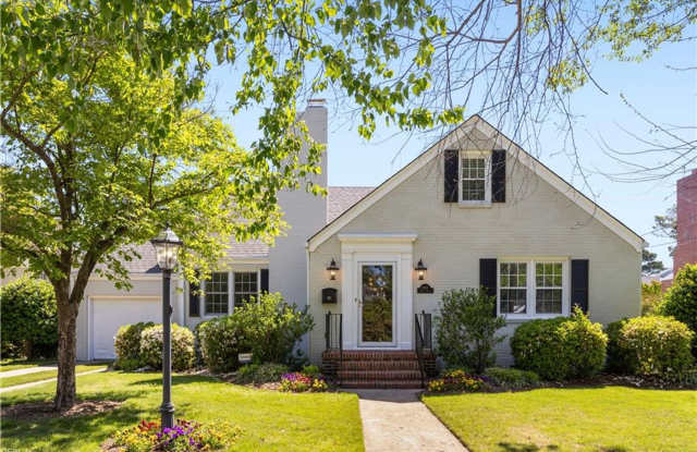 Beautiful Cape Cod in Larchmont photos photos