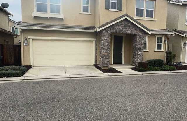 Beautiful spacious 3 bedroom 2.5 bathroom home. - 5705 Cornerstone Drive, Riverbank, CA 95367