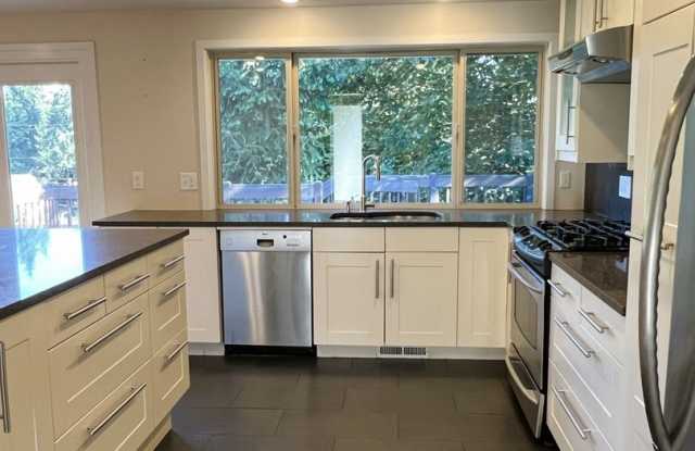 **New Price  Move-in Special!!** Charming Gregory Heights 3 Bed / 2.5 Bath Gallery 3