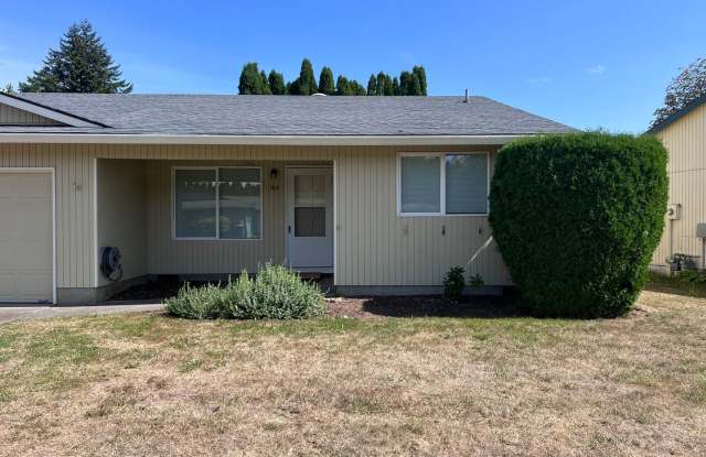Charming Troutdale Duplex with Garage, Washer & Dryer, and Fenced Backyard! Gallery 1