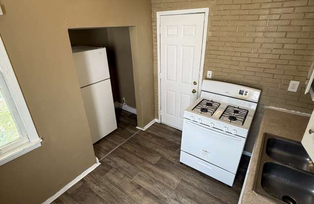 270 Burgess St., 2 photos photos