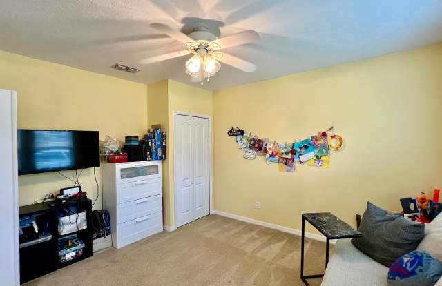 5 bedroom home with fenced in yard!!! Gallery 4