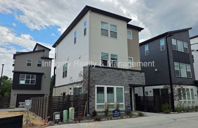 3 Bed/3 Bath, 1855 Sqft - 11014 E Hinsdale Cir Gallery 3