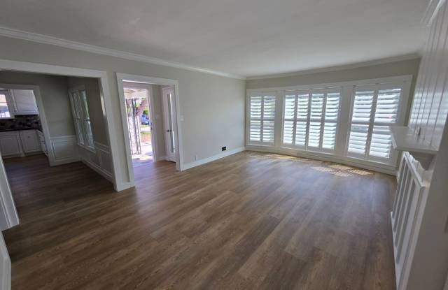 BEAUTIFUL 2 BEDROOM 1 BATH DUPLEX Gallery 3