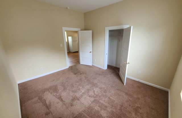 Burlington 4 Bed, 1 Bath - Nice Neighborhood photos photos