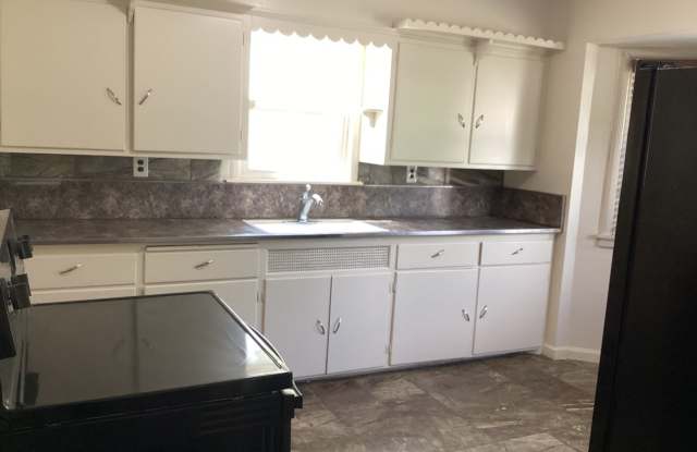 4 bedroom single family home with off street parking Gallery 1