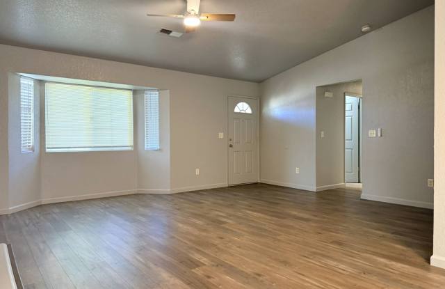 4/2 with open floor plan Available NOW!! Move in special $500 off 1st month's rent Gallery 3