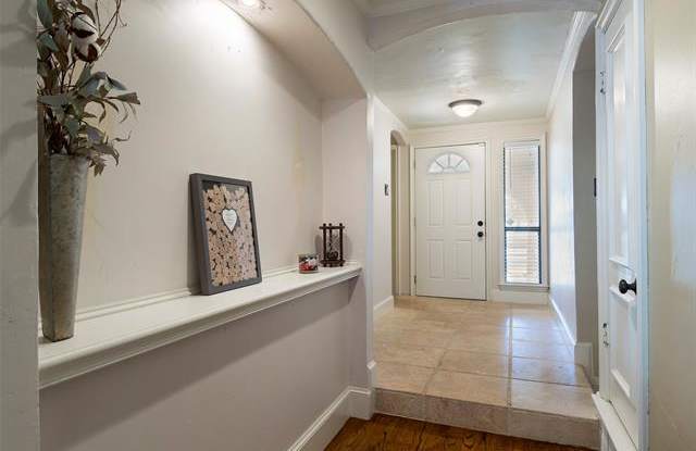 1511 N Yale Boulevard Gallery 3