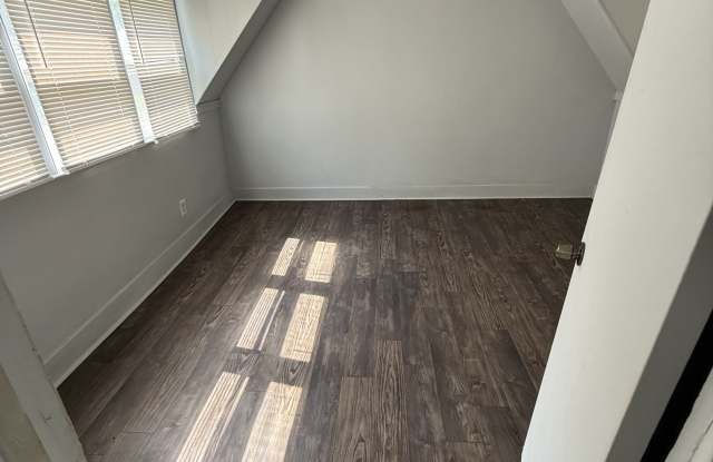 1206 W Maple Ave - 3 photos photos