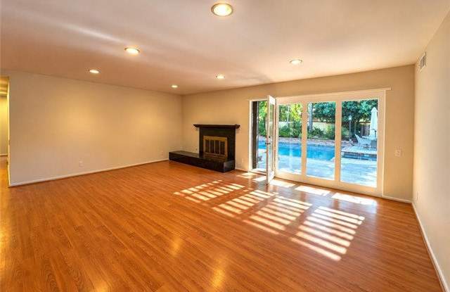 23421 Aetna Street Gallery 4