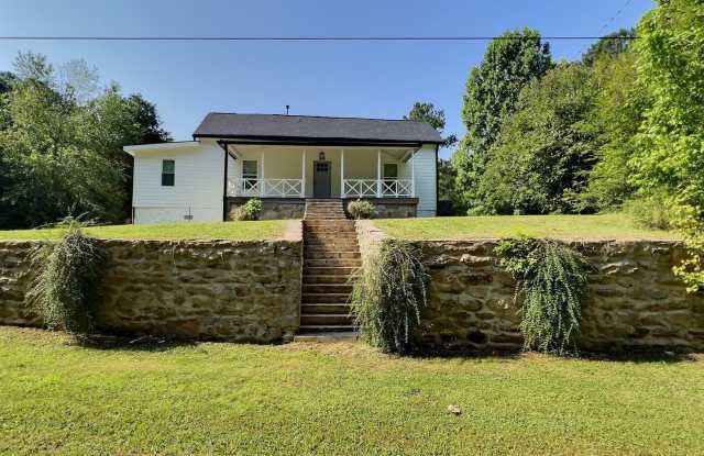 Spacious  Attractive 2 BR 2.5 BA in Great Location! - 423 Jefferson Street, Coweta County, GA 30263