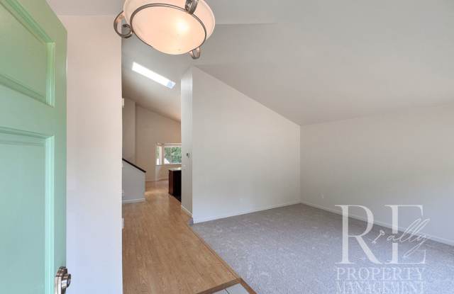 Dramatic Vaulted Ceilings, Renovated Interior & Expansive Silverdale Yard Gallery 4