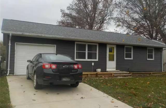 1765 Valley Dr - 1765 Valley Drive, Davenport, IA 52806