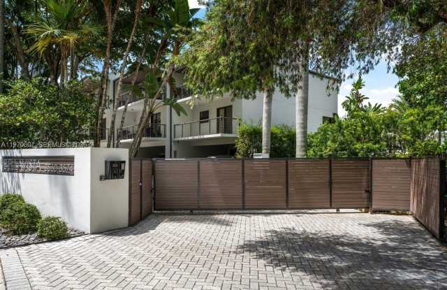 3560 W Fairview St photos photos