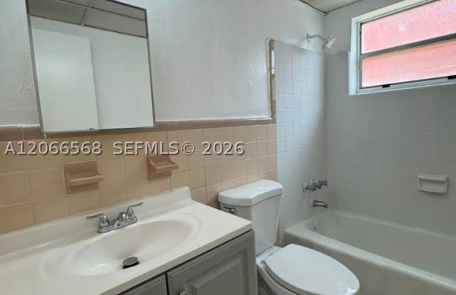 735 W 15th St photos photos