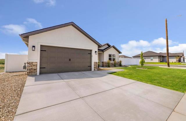 Better Than New: 4-Bed Vaulted Beauty for Rent | Twin Falls Gallery 3