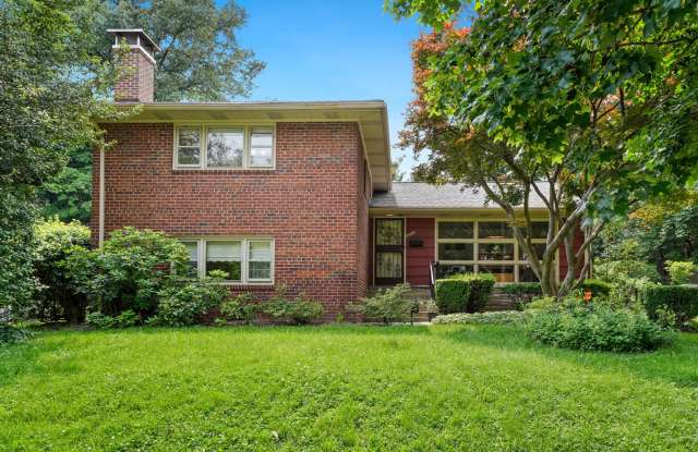 SPACIOUS 4 BEDROOM 3 BATH SPLIT LEVEL HOME ON LARGE LOT IN ROSEMARY HILLS! Gallery 3