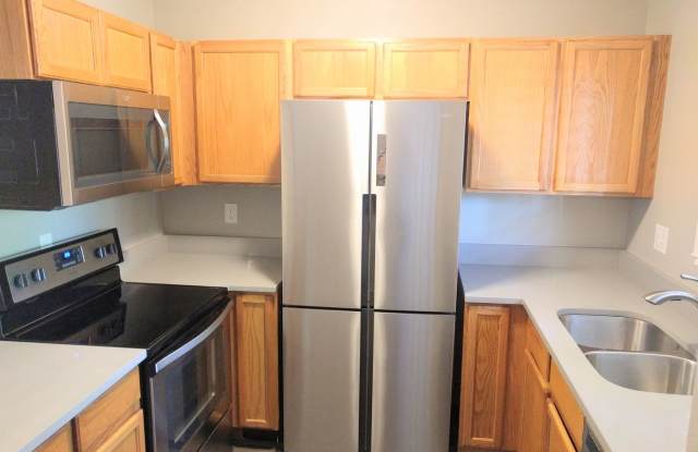 2 bedroom 1.5 bath w/ Garage Gallery 3