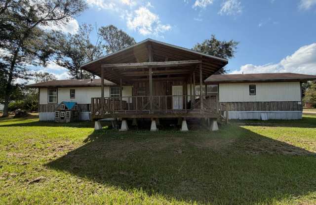 Spacious 3/2 available now! - 310 12th Street, Kinder, LA 70648
