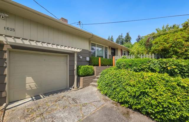 Beautiful ramber house with 3 bedroom near Bellevue Downtown. - 1625 100th Avenue Northeast, Bellevue, WA 98004