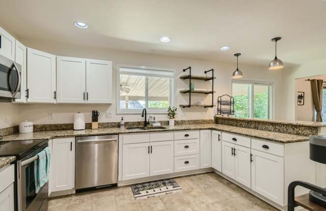 Spacious 3 Bedroom w/ Dedicated Office Gallery 3