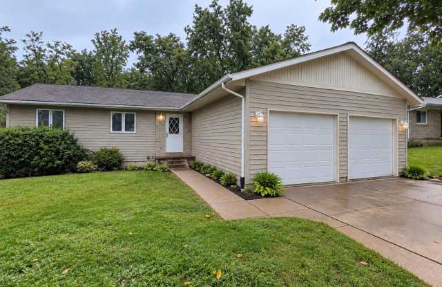 Spacious 3-Bedroom and 3-Bathroom Home with Garage in East Moline! Gallery 1