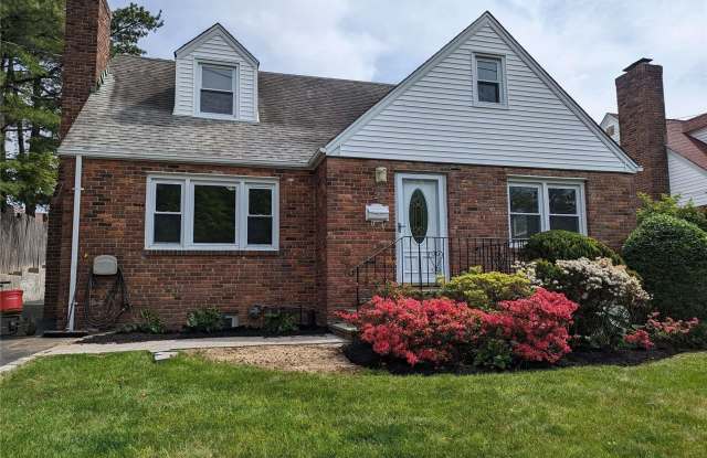 2 Neulist Avenue - 2 Neulist Avenue, Port Washington, NY 11050