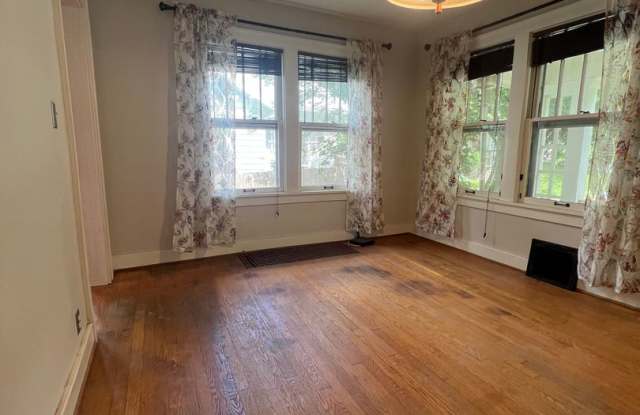 Charming Brookside Bungalow close to all the fun! 2bed/1bath home. Gallery 4