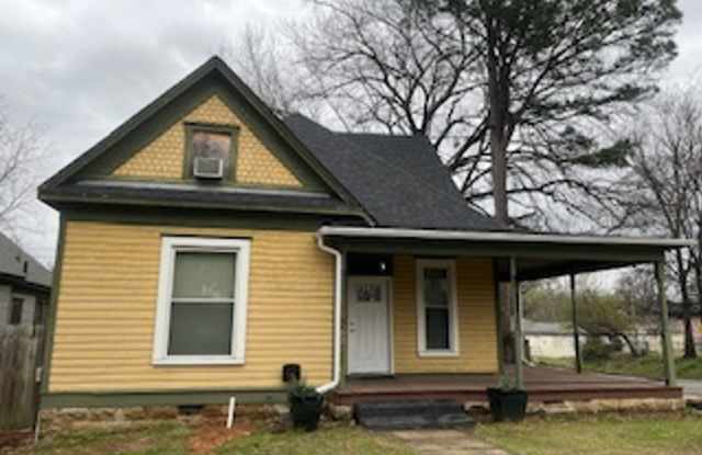 Spacious 5 Bed Home-Freshly Painted, New Roof, Stainless Steel Appliances, located on a Corner Lot W/Wrap A Round Porch/Gutters, Fenced Back yard. - 923 South 18th Street, Fort Smith, AR 72901