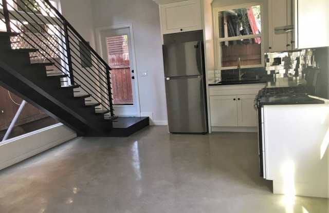 846 N Ridgewood Place Gallery 3