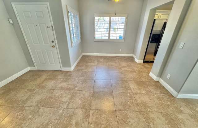 STUNNING 2 BEDROOMS 2.5 BATHROOMS TWO STORY TOWNHOUSE IN GATED COMMUNITY! Gallery 4