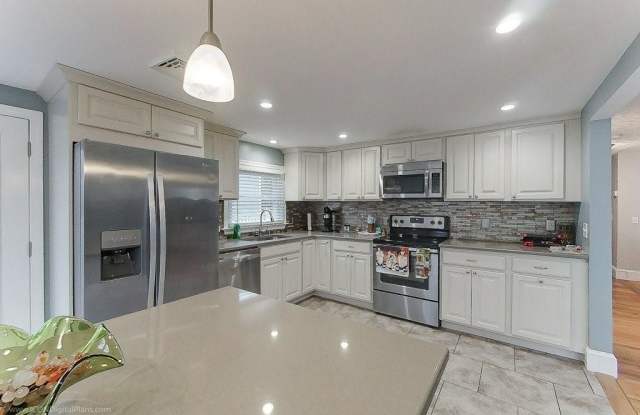7 Wilbur Avenue - 7 Wilbur Avenue, Newport, RI 02840