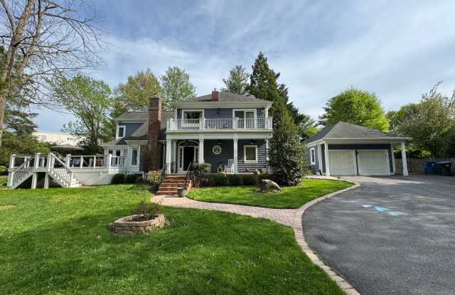 Fantastic 5 Bed 5.5 Bath Single Family Home Sitting on a Large Private Lot In Oak Marr Courts photos photos