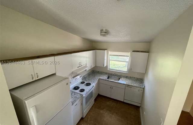 6031 SW 36th Ct Gallery 2