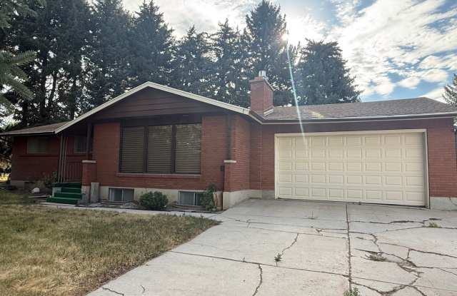 Beautiful home, large shade trees, walk to the lake, minutes to ski resorts photos photos