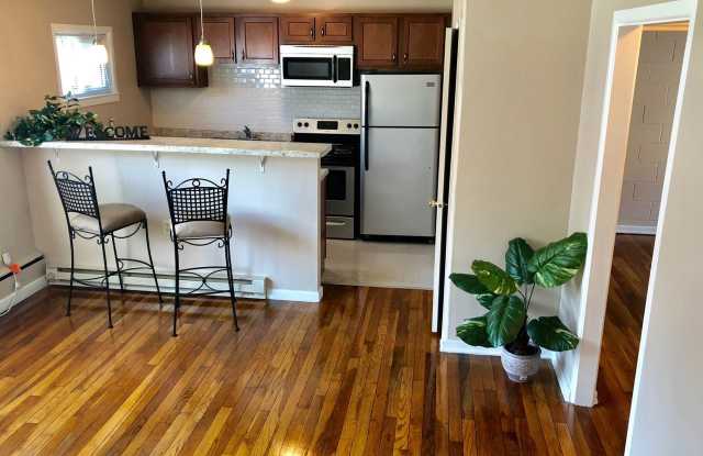Maple Court Apartments - Where City Convenience Meets Neighborhood Charm! Gallery 3
