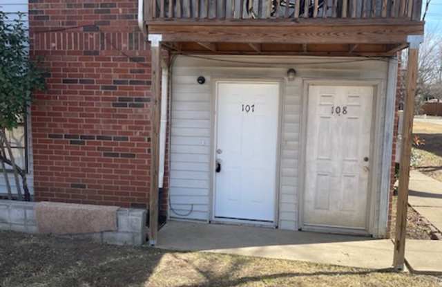 Spacious 2 Bedroom, 1 Bathroom Apartment - 805 Southeast 4th Street, Grand Prairie, TX 75051