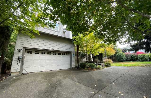 Spacious 3 Bedroom 2.5 Bath + Den  Bonus Room - Milwaukie Maplewood Neighborhood - A/C  W/D photos photos