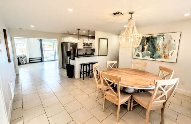 SHORT-TERM VACATION RENTAL Updated 4-Bedroom Pool Home with Spacious Living Areas Gallery 4