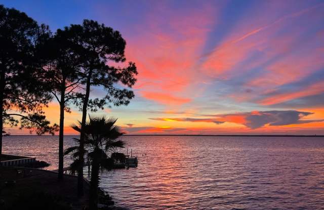 Beautiful 3B/3.5B Waterfront Fully Furnished Home available for Long-Term Rental! - 617 Calhoun Avenue, Destin, FL 32541