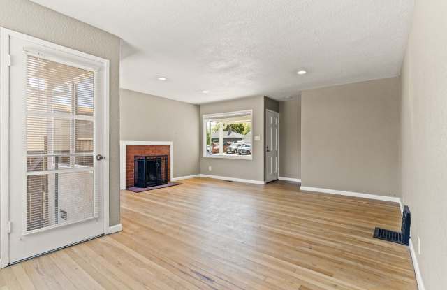 San Lorenzo Home w/ Hardwood, Central Heating & Modern Updates Gallery 4