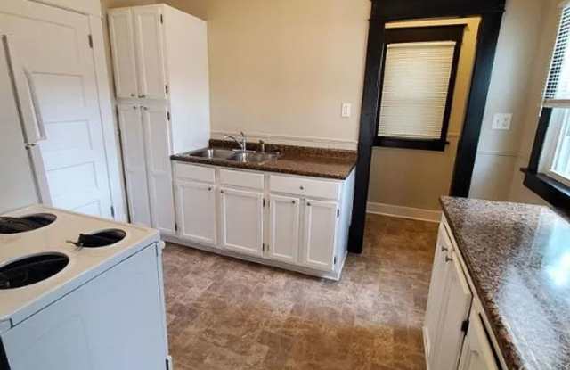 2 Bedroom Home with Detached Garage, Fenced Yard + Pet Friendly! photos photos