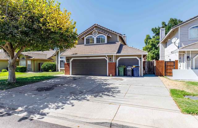 4 bedroom home for RENT in Turlock with POOL - 3665 Fosberg Rd photos photos