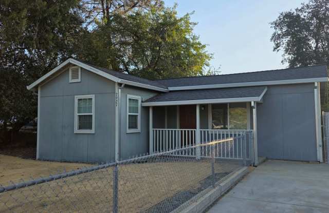 2 BED 1 BATH HOUSE WITH FENCED BACK YARD Gallery 1
