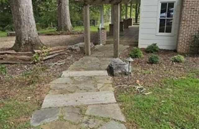 812 Bessie Lane Gallery 2